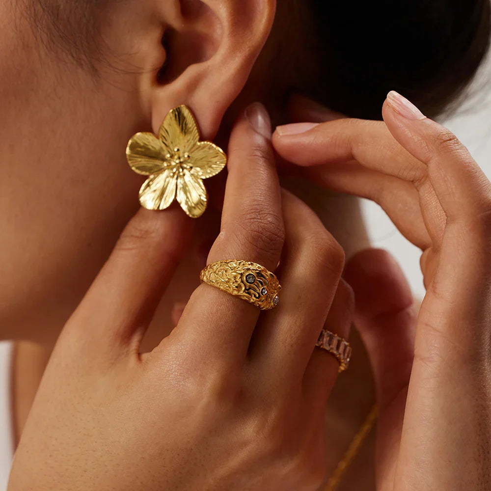 Vintage-Ohrringe mit Blumen