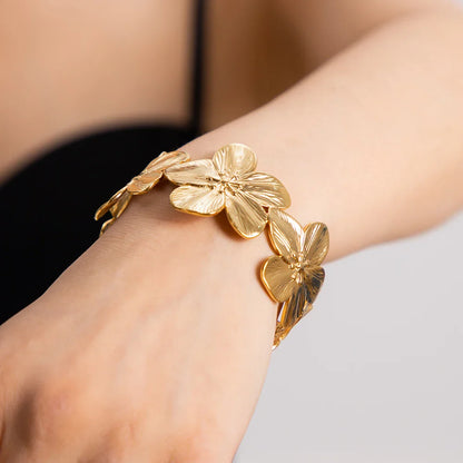 Armband mit goldener Rose